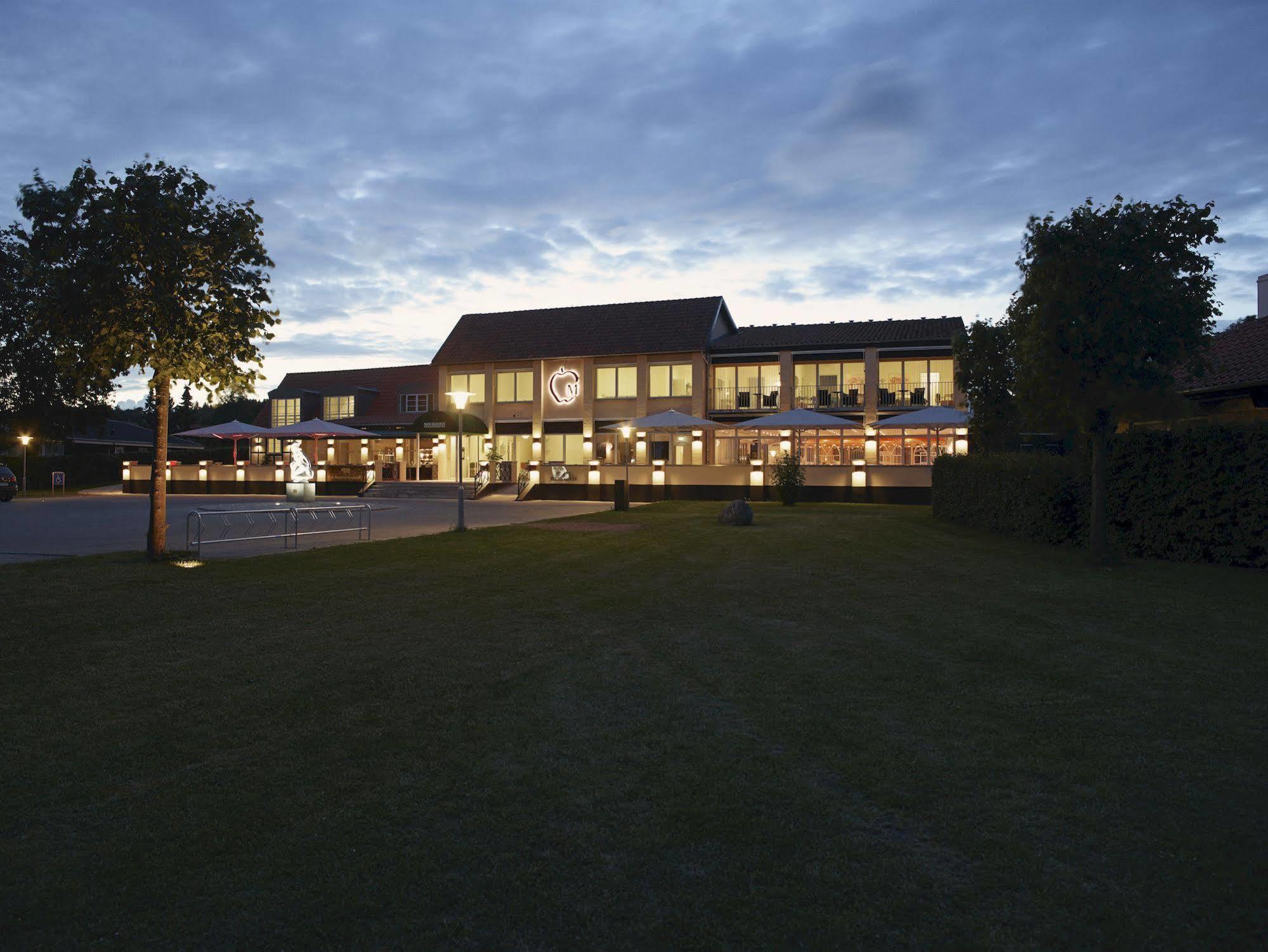 Molskroen Strandhotel Ebeltoft Exterior foto